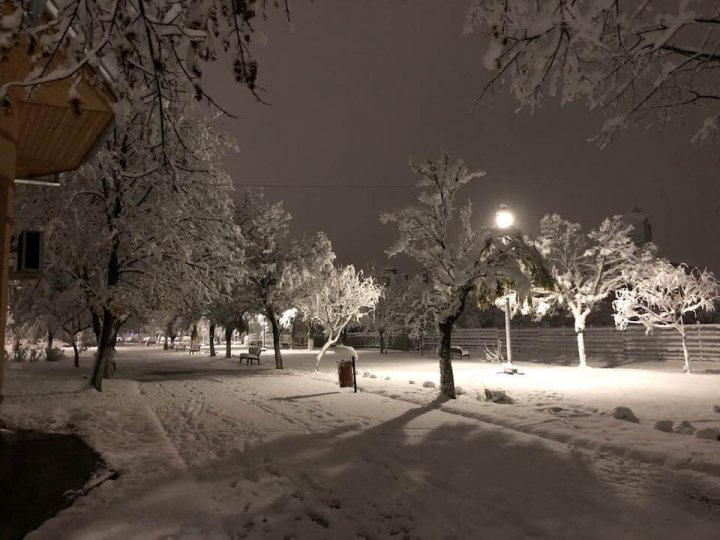 (IMAGINI SPECTACULOASE) România, lovită de iarnă! Ninsori și vânt în 32 de județe (VIDEO)