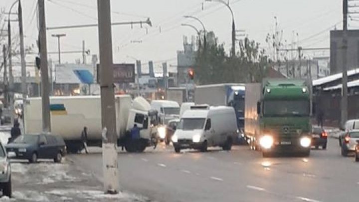 InfoTrafic: Accident rutier în Capitală. Străzile pe care se circulă cu dificultate