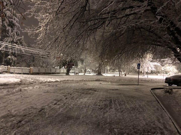 (IMAGINI SPECTACULOASE) România, lovită de iarnă! Ninsori și vânt în 32 de județe (VIDEO)