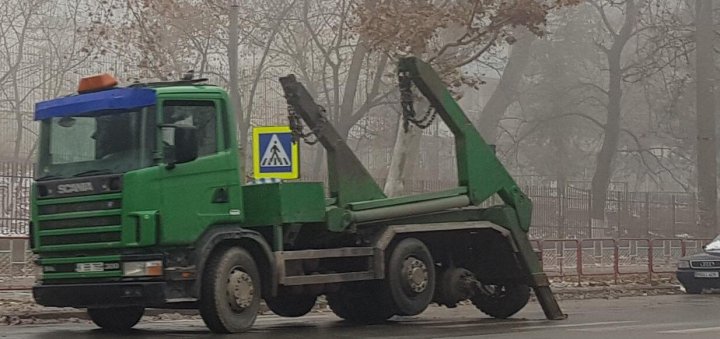 Dimineață cu GHINION. Roata unei mașini de gunoi a sărit din mers și a lovit un automobil (FOTO)