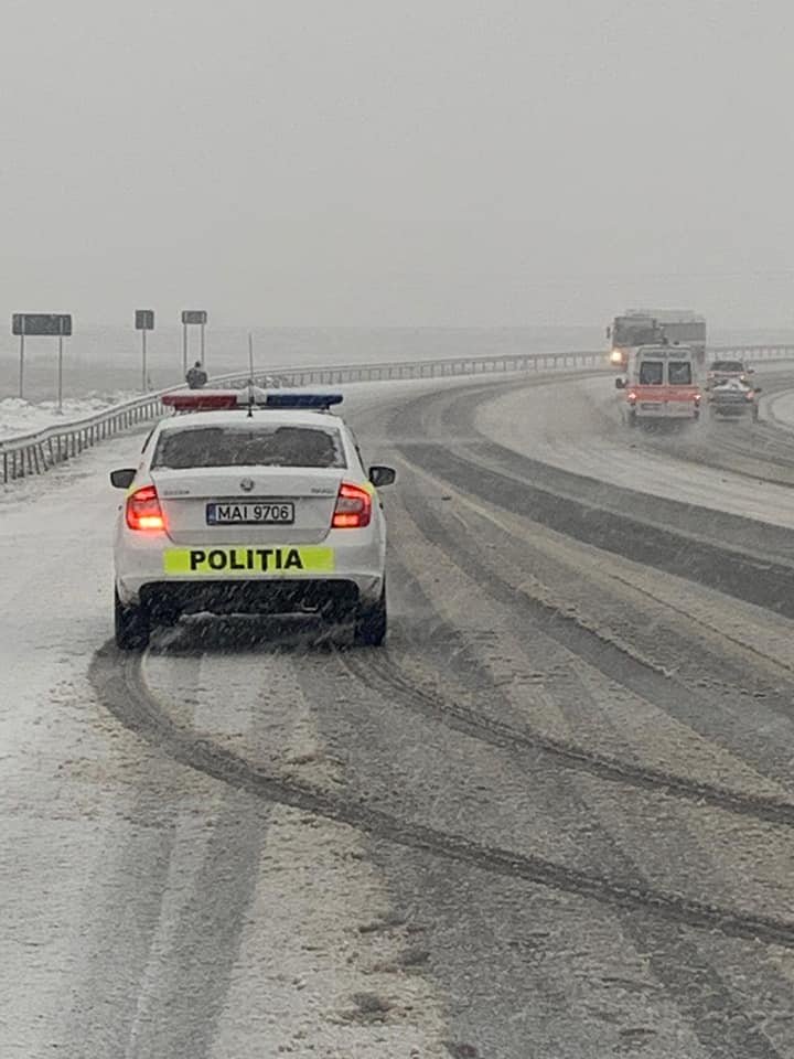 Primele ninsori în țară au provocat 32 de accidente. Două persoane au murit, iar 38 au fost rănite