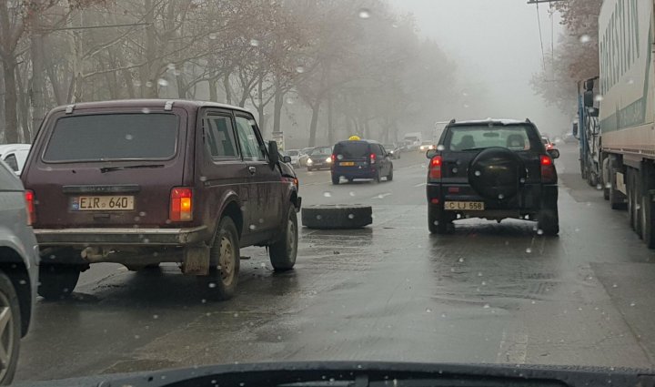 Dimineață cu GHINION. Roata unei mașini de gunoi a sărit din mers și a lovit un automobil (FOTO)