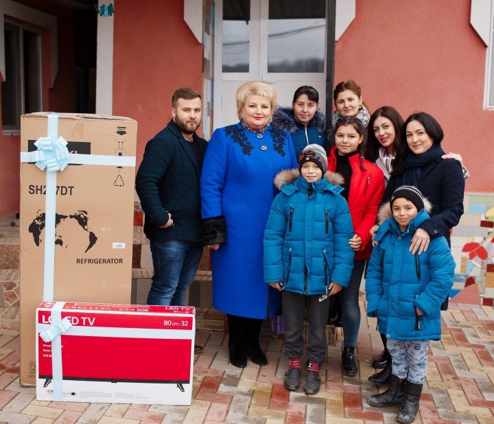 Fundaţia lui Vlad Plahotniuc, Edelweiss a adus bucurie și daruri într-o familie cu patru frați adoptați din satul Hârbovăț