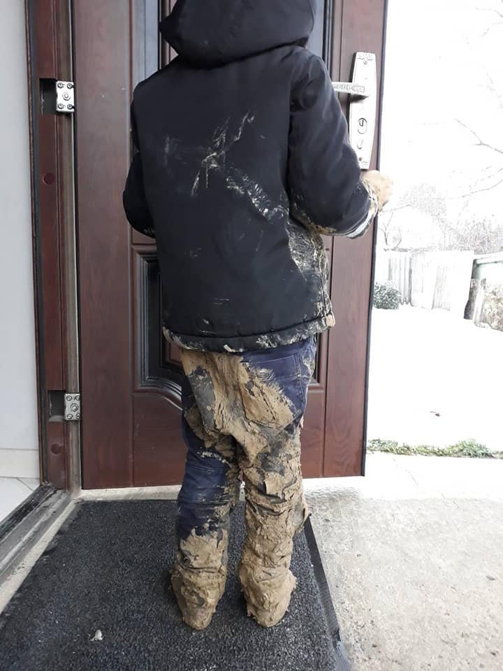 Un copil din Bălţi, ÎNGHIŢIT DE O GROAPĂ CU NĂMOL (IMAGINI ŞOCANTE)