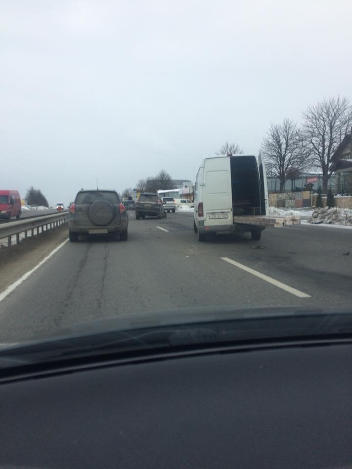 Accident la ieșirea din comuna Stăuceni. Se circulă cu dificultate (FOTO)