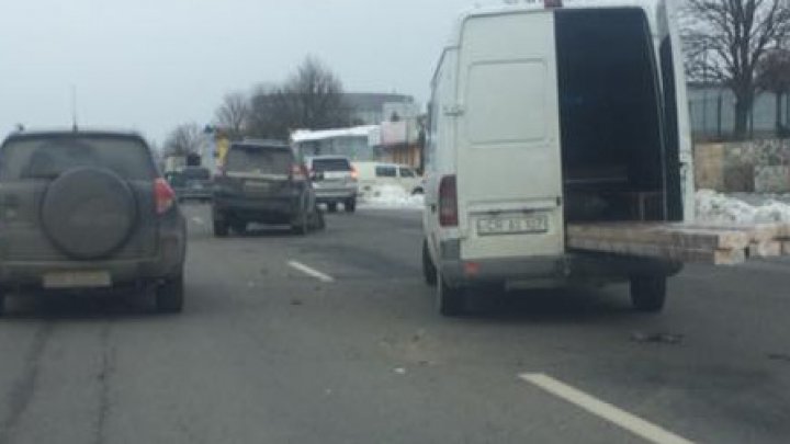 Accident la ieșirea din comuna Stăuceni. Se circulă cu dificultate (FOTO)