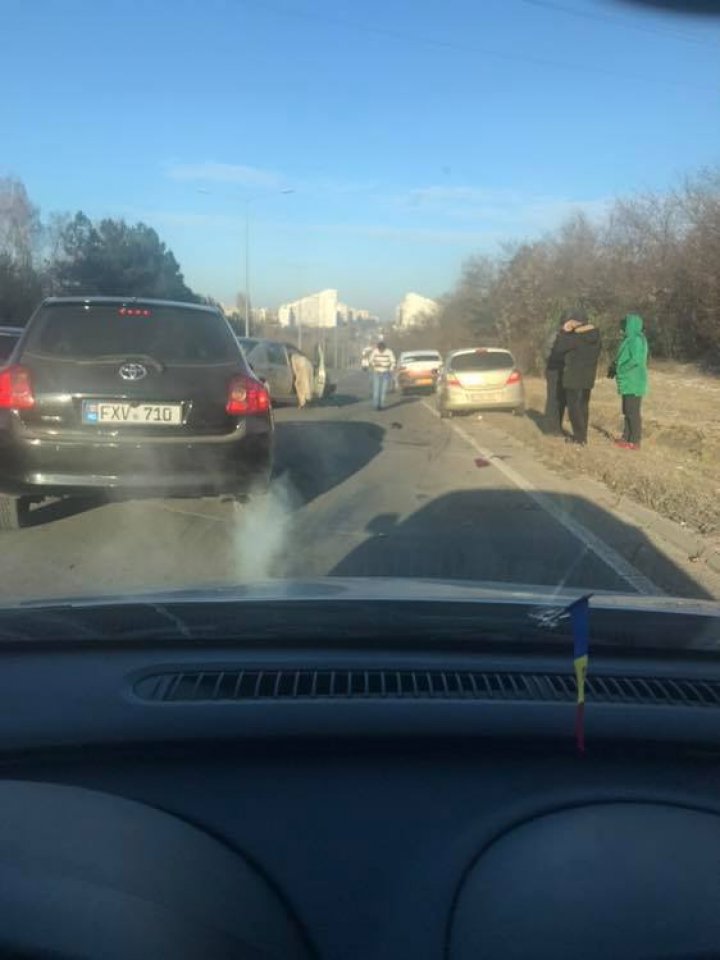 ACCIDENT GRAV la intrarea în Capitală. O mașină de taxi s-a răsturnat (FOTO)