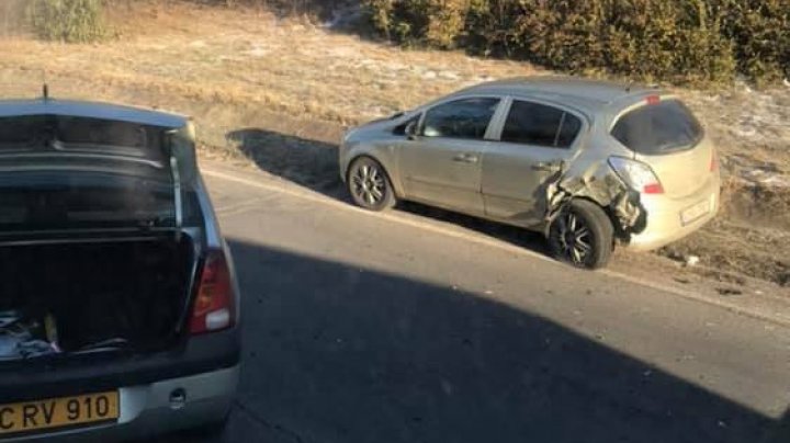 ACCIDENT GRAV la intrarea în Capitală. O mașină de taxi s-a răsturnat (FOTO)