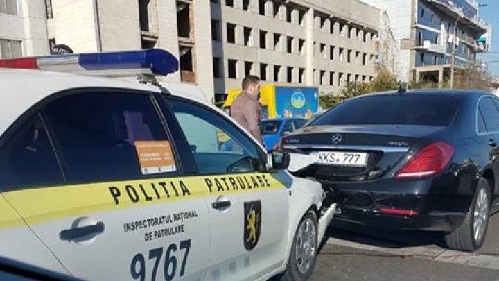 Cine este de vină pentru acest accident? O maşină de poliţie a tamponat un automobil pe o stradă din Capitală