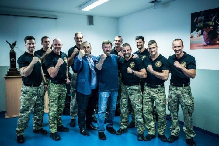 Imagini incredibile în Ungaria. Premierul Vicktor Orban l-a luat pe Chuck Norris cu mașina de la aeroport