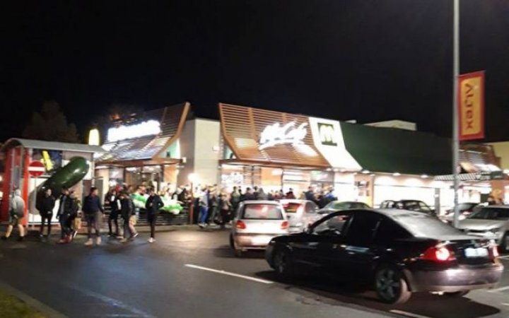 Isterie în orașul în care s-a deschis un restaurant McDonald's. Oamenii au stat la coadă toată noaptea (VIDEO)