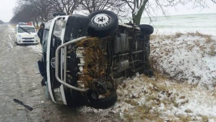 ACCIDENT GRAV pe şoseaua Leova-Hânceşti. Un microbuz plin cu pasageri, RĂSTURNAT. Sunt VICTIME