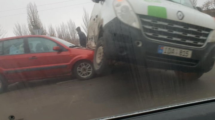 ACCIDENT SPECTACULOS. Un şofer a intrat cu mașina într-un microbuz pe o stradă din Capitală (FOTO)