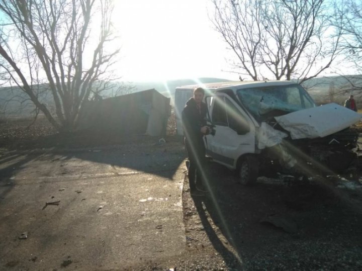 ACCIDENT CUMPLIT în raionul Străşeni, cu implicarea a trei vehicule. Poliţia şi ambulanţa, la faţa locului 