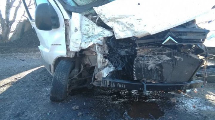 ACCIDENT CUMPLIT în raionul Străşeni, cu implicarea a trei vehicule. Poliţia şi ambulanţa, la faţa locului 