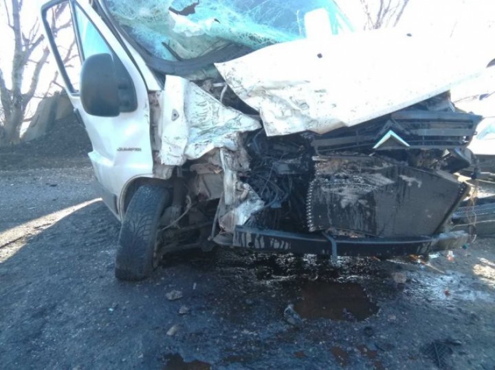 ACCIDENT CUMPLIT în raionul Străşeni, cu implicarea a trei vehicule. Poliţia şi ambulanţa, la faţa locului 