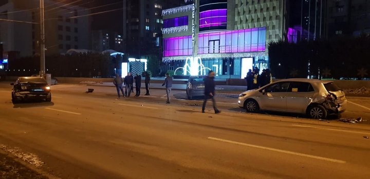 ACCIDENT în Capitală. Două maşini, AVARIATE GRAV. Poliţia, la faţa locului (FOTO)