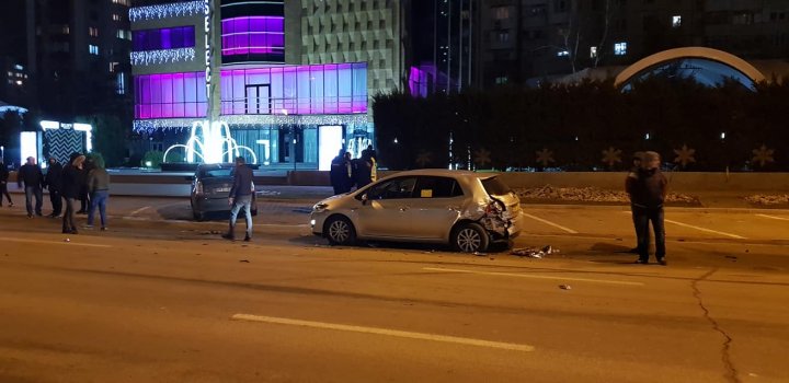 ACCIDENT în Capitală. Două maşini, AVARIATE GRAV. Poliţia, la faţa locului (FOTO)