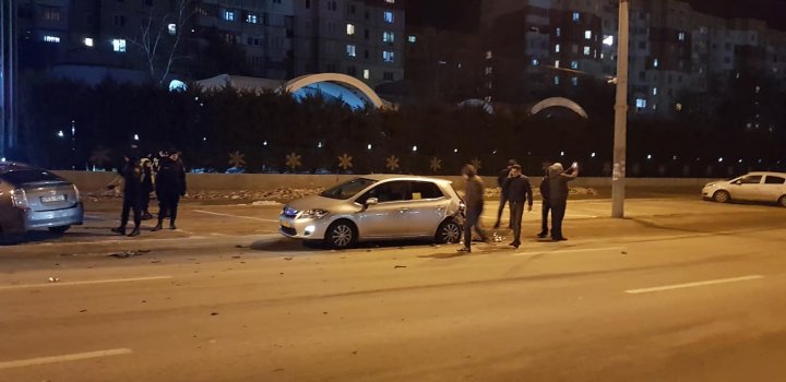 ACCIDENT în Capitală. Două maşini, AVARIATE GRAV. Poliţia, la faţa locului (FOTO)