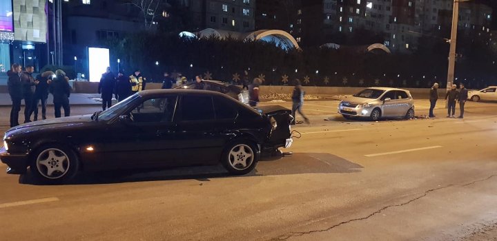 ACCIDENT în Capitală. Două maşini, AVARIATE GRAV. Poliţia, la faţa locului (FOTO)