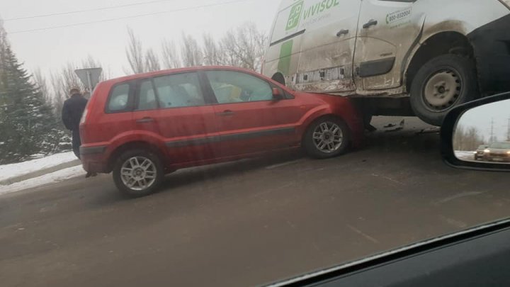 ACCIDENT SPECTACULOS. Un şofer a intrat cu mașina într-un microbuz pe o stradă din Capitală (FOTO)