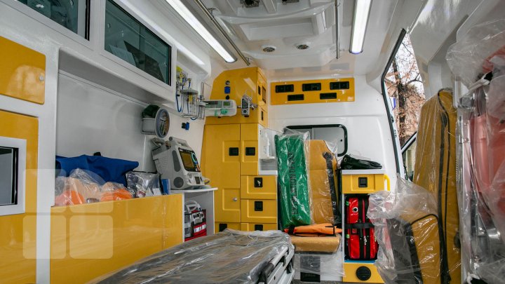 36 de ambulanţe noi, de tip Mercedes, aduse în ţară. Vor mai fi cumpărate altele 170 (FOTOREPORT)