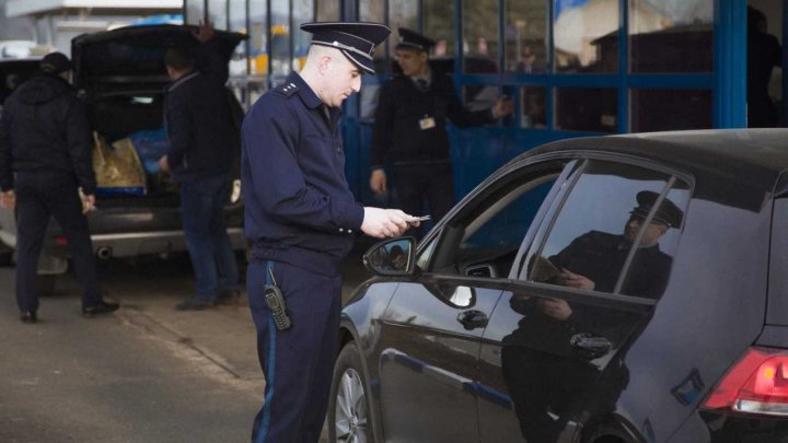 Au pornit la drum având acte false pentru vehicule. Ce le-a spus şoferii poliţiştilor de frontieră