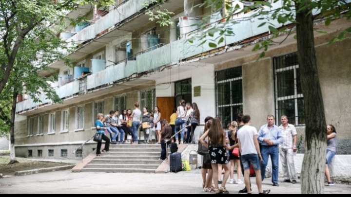 Forfotă mare la căminele studenţeşti din Capitală. Proaspeţii studenţi aşteaptă să-şi primească locurile în cămine