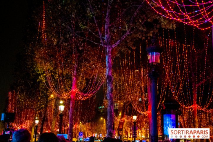 Feerie de iarnă la Paris. Luminile de Crăciun au fost aprinse pe bulevardul Champs Elysees (VIDEO/FOTO)