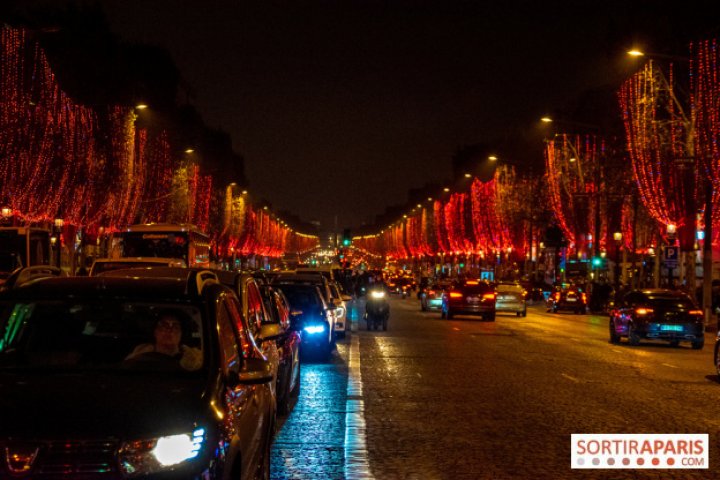 Feerie de iarnă la Paris. Luminile de Crăciun au fost aprinse pe bulevardul Champs Elysees (VIDEO/FOTO)