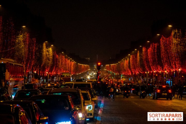 Feerie de iarnă la Paris. Luminile de Crăciun au fost aprinse pe bulevardul Champs Elysees (VIDEO/FOTO)