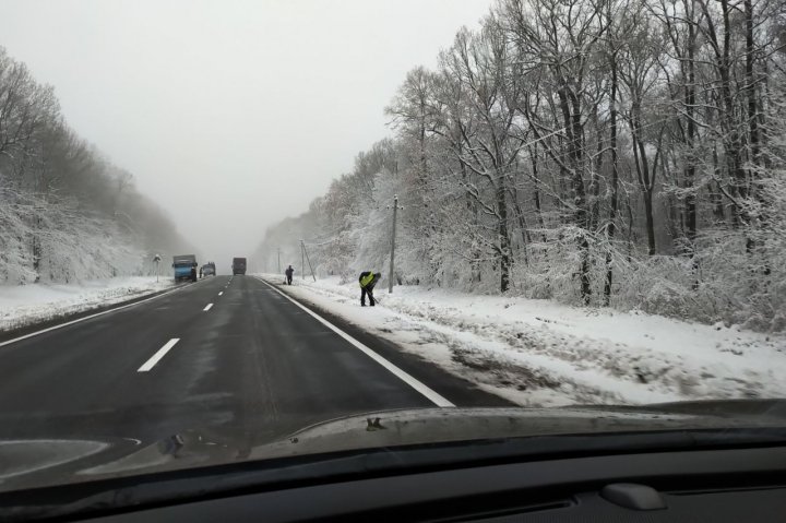 O nouă zi cu ninsoare. Cum se circulă pe drumurile din țară (GALERIE FOTO)