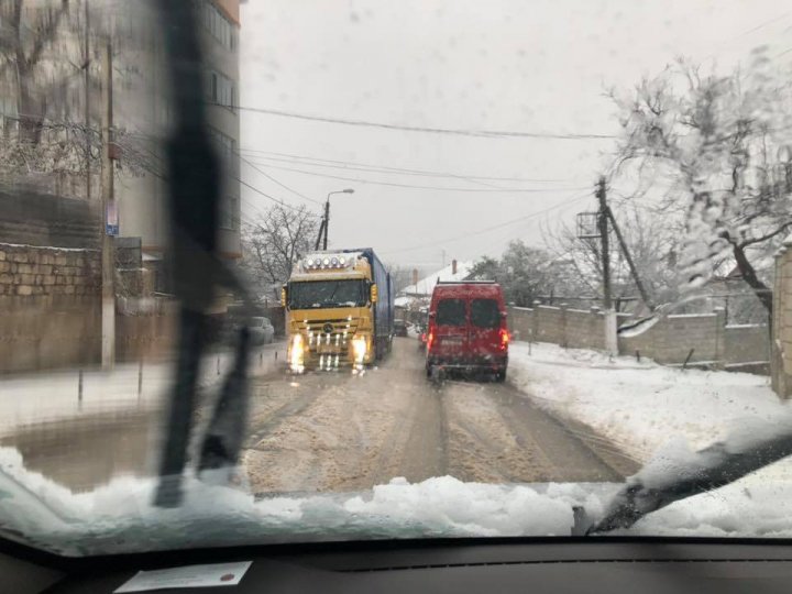 POLEI pe strada Tudor Vladimirescu din Durleşti. SE CIRCULĂ CU DIFICULTATE (FOTO)
