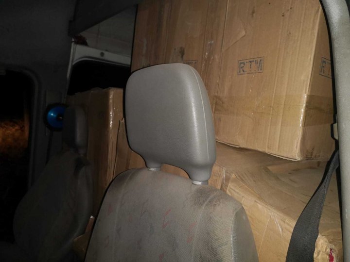 FOCURI DE ARMĂ la frontieră. Poliţiştii au confiscat 52.000 de pachete cu ţigări de contrabandă