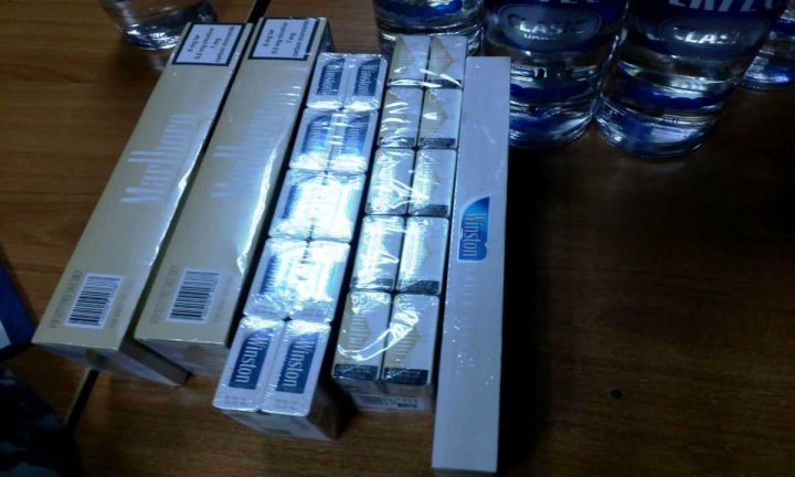 Alcool şi ţigări de contrabandă, descoperite ascunse într-un microbuz (FOTO)