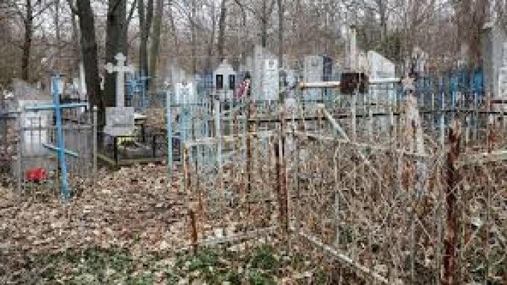 Trei adolescenţi au fost reţinuţi pentru vandalizarea cimitirului din Cahul