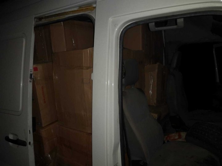 FOCURI DE ARMĂ la frontieră. Poliţiştii au confiscat 52.000 de pachete cu ţigări de contrabandă 