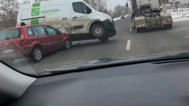 ACCIDENT SPECTACULOS. Un şofer a intrat cu mașina într-un microbuz pe o stradă din Capitală (FOTO)