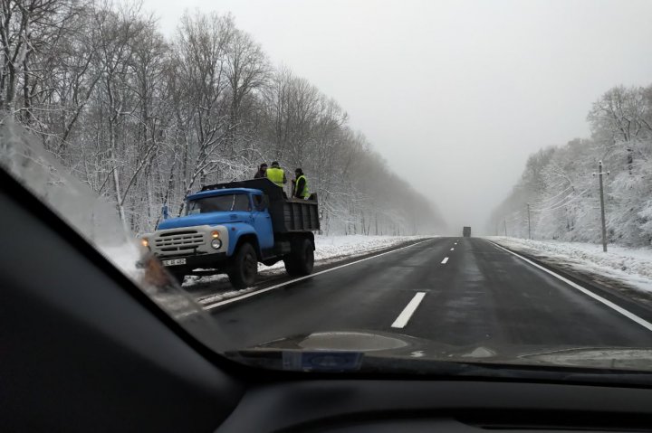 O nouă zi cu ninsoare. Cum se circulă pe drumurile din țară (GALERIE FOTO)