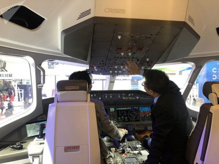 Chinezii şi ruşii au dezvăluit macheta unui avion de pasageri care va concura cu Airbus şi Boeing (FOTO)