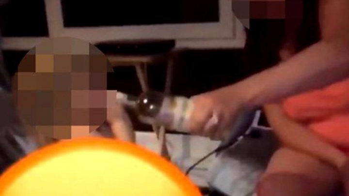 IMAGINI care au stârnit furie: O mamă a fost filmată în timp ce îi dădea copilului ei să bea vin (VIDEO)