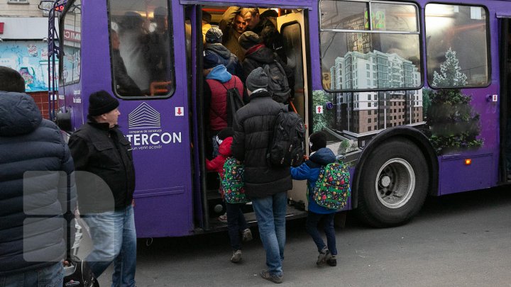 Cum se circulă în Capitală în transportul public: Lipiţi de geamuri şi înghesuiţi pe parbrize