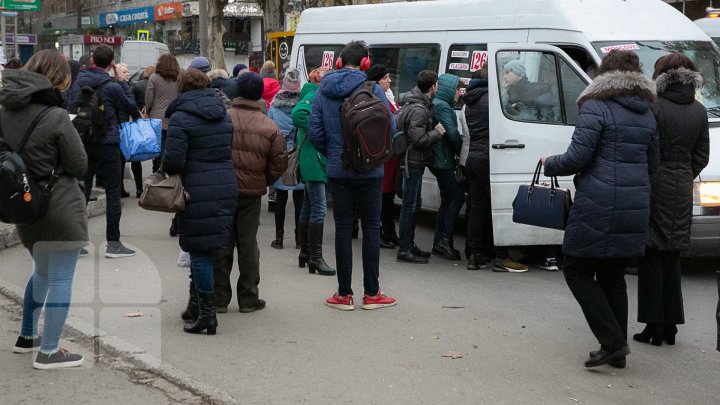 Cum se circulă în Capitală în transportul public: Lipiţi de geamuri şi înghesuiţi pe parbrize