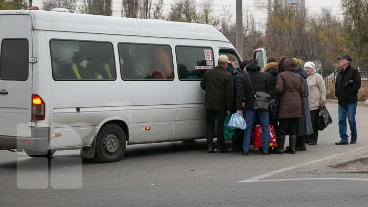 Cum se circulă în Capitală în transportul public: Lipiţi de geamuri şi înghesuiţi pe parbrize