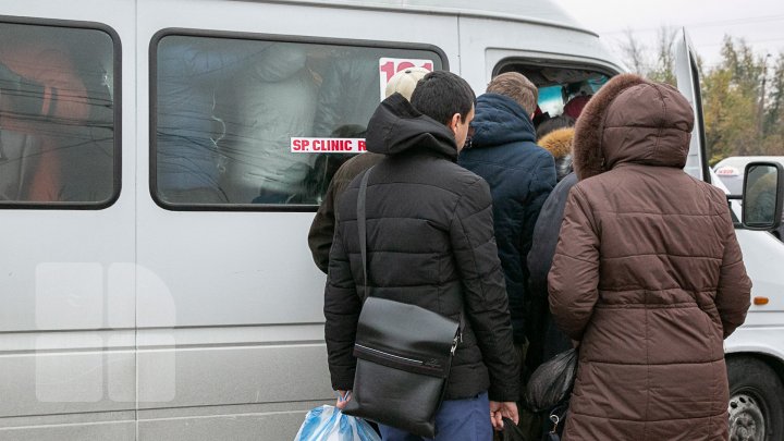 Cum se circulă în Capitală în transportul public: Lipiţi de geamuri şi înghesuiţi pe parbrize