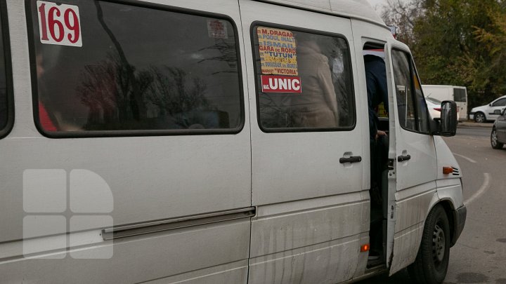 Cum se circulă în Capitală în transportul public: Lipiţi de geamuri şi înghesuiţi pe parbrize