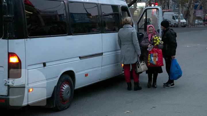 Cum se circulă în Capitală în transportul public: Lipiţi de geamuri şi înghesuiţi pe parbrize