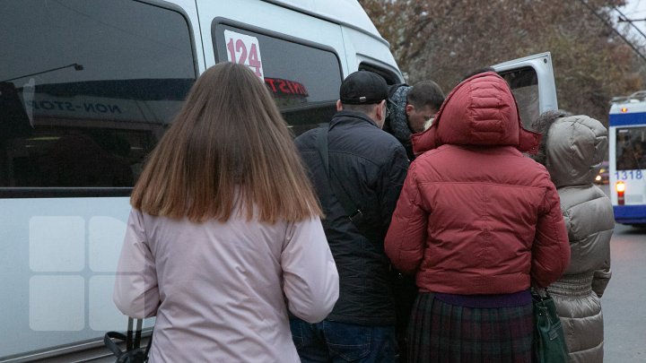 Cum se circulă în Capitală în transportul public: Lipiţi de geamuri şi înghesuiţi pe parbrize