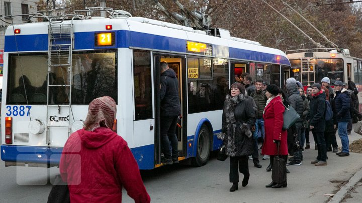 Cum se circulă în Capitală în transportul public: Lipiţi de geamuri şi înghesuiţi pe parbrize