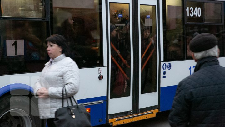 Cum se circulă în Capitală în transportul public: Lipiţi de geamuri şi înghesuiţi pe parbrize